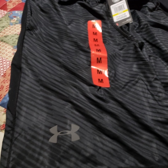NWT.. Men's under armour gym shorts - Picture 4 of 4
